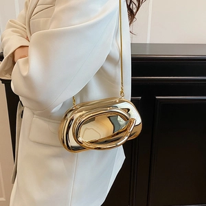 Détail du sac de soirée miroir doré avec fermoir circulaire et fine chaîne
