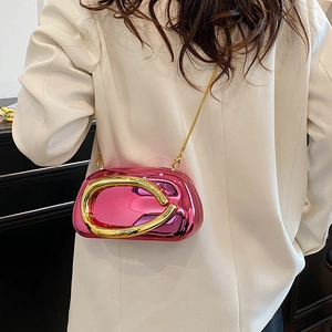 Pochette rigide rose métallisé avec poignée fer à cheval dorée et bandoulière chaîne