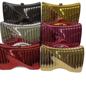 Pochettes de soirée chic en acrylique avec plis verticaux et chaînes en six couleurs