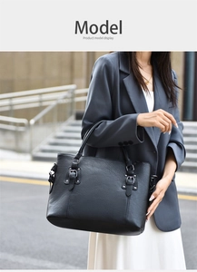 Détail de la texture cuir noir grainé et de la boucle métallique sur le sac à main