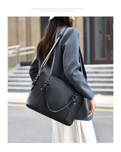 Détail du sac cabas noir avec texture grainée et bandoulière réglable pratique