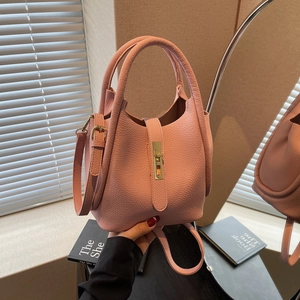 Sac seau en cuir grainé rose avec boucle dorée et bandoulière amovible réglable