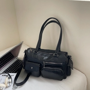 Sac à bandoulière noir rétro à plusieurs poches avec texture de cuir grainé souple