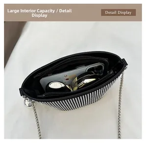 Vista interna dettagliata della borsa di strass argento con grande capacità