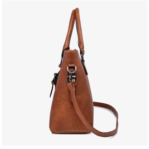 Détail de la texture en cuir marron et des coutures sur un grand sac cabas chic