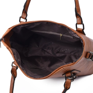 Vue intérieure de la doublure en tissu marron avec poche zippée et compartiments du sac