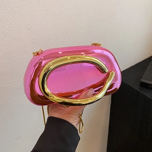 Sac nuage rose métallisé avec grande poignée dorée et bandoulière chaîne amovible