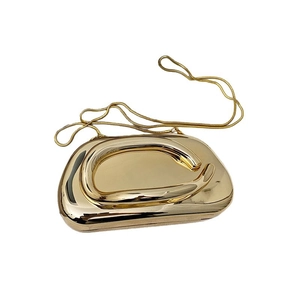 Pochette de soirée dorée minimaliste avec finition miroir et poignée anneau décorative