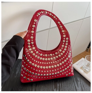 Detail der roten Halbmond-Ledertasche mit dekorativen Reihen aus Silbernieten