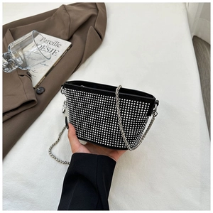 Dettaglio mini borsa a secchiello nera con borchie argento e tracolla a catena