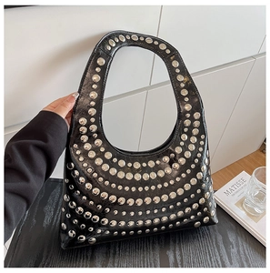 Detail der schwarzen Hobo-Tasche aus Ölwachsleder mit Punk-Nieten und Riss-Textur