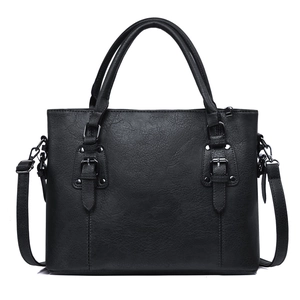 Sac à main classique en cuir noir avec texture grainée et bandoulière réglable