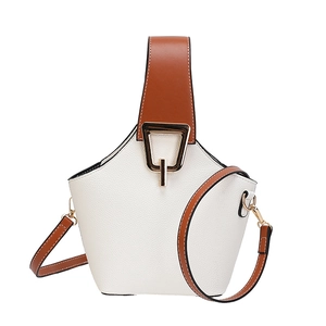 Chic two-tone bucket bag in white lychee leather with caramel strap and gold buckle