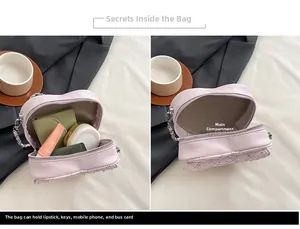 Vue intérieure du sac cœur matelassé violet avec chaîne argentée et petits cosmétiques