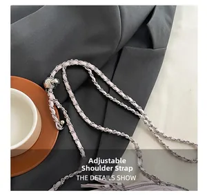 Détail de la bandoulière en cuir rose clair avec boucle en métal argenté ajustable