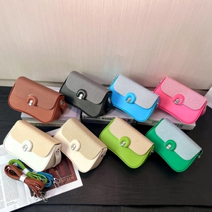 Détail de petits sacs bandoulière en huit couleurs élégantes sur un présentoir en bois