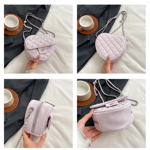 Détail du sac matelassé cœur lavande avec strass et fermoir fleur argenté