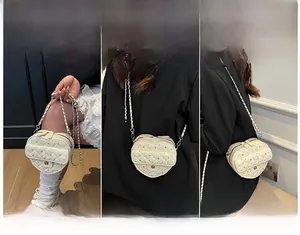 Trois vues du sac cœur matelassé blanc avec strass et bandoulière chaîne argentée