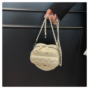 Détail du sac à bandoulière crème en forme de cœur matelassé avec cristaux étincelants