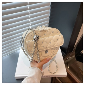 Détails du sac cœur matelassé blanc avec strass et fermoir floral élégant