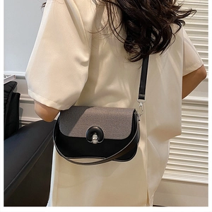 Détail du sac boîte bandoulière avec rabat rayé, fermoir métallique et bandoulière cuir