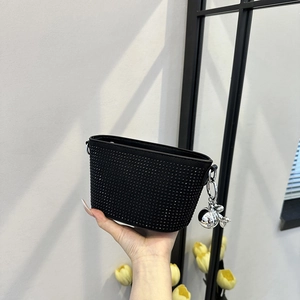 Mini borsa a secchiello nera con strass scintillanti e ciondolo a ciliegia in metallo