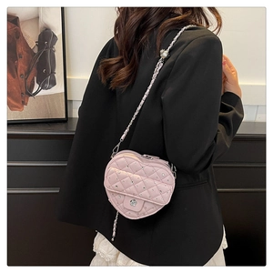 Sac rose en forme de cœur matelassé avec cristaux décoratifs et détails de la chaîne