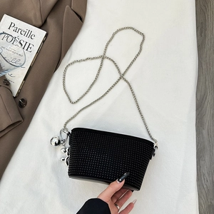 Elegante borsa a tracolla nera con perline, catena d'argento e ciondolo a forma di cane