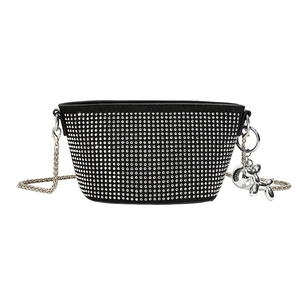 Borsa a tracolla nera con strass, catena d'argento e ciondolo a forma di cane palloncino