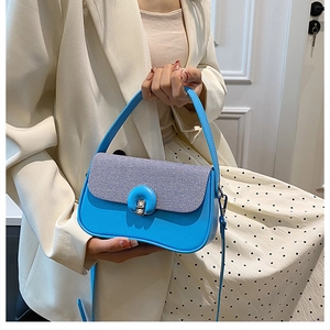 Détail du sac à bandoulière bleu vif avec rabat tissé et fermoir en métal argenté