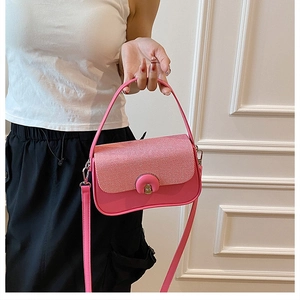 Vue détaillée du mini sac boîte rose en cuir avec rabat texturé et fermoir pivotant