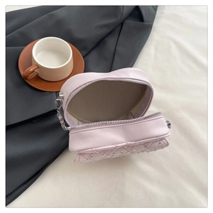 Détail du sac cœur rose avec doublure intérieure et bandoulière chaîne argentée