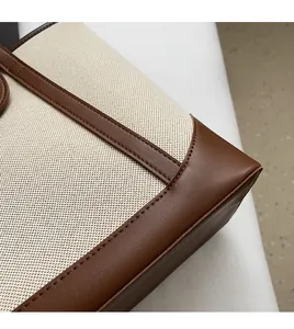 Détail du sac cabas vintage en toile et cuir marron avec coutures renforcées