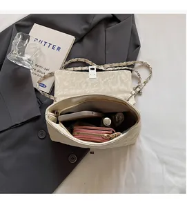 Detailansicht des geräumigen Innenfachs der gesteppten beigefarbenen Ketten-Schultertasche
