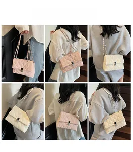 Detailansicht der Damen-Stepptasche mit Kette in Beige und Rosa am Modell