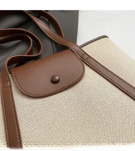 Vue détaillée du tissu en toile et du rabat en cuir marron avec bouton-pression