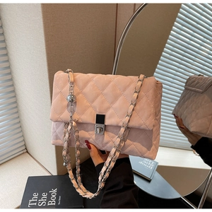 Detail der hellrosa gesteppten Ledertasche mit silbernem Drehverschluss und Kettenriemen