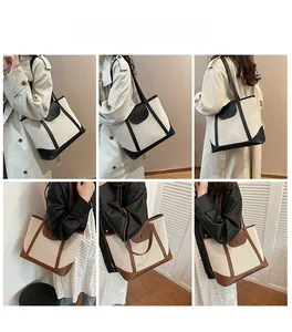 Sac cabas en toile bicolore présenté par des modèles en finitions noir et marron