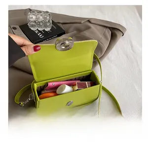 Capacità interna della borsa a tracolla con portafoglio e accessori per il trucco