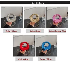 Vista dettagliata dei vari colori metallici della borsa da sera in acrilico con catenina