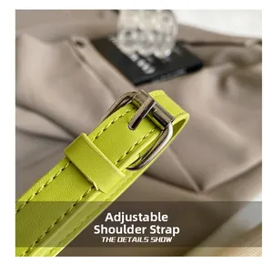 Dettaglio della tracolla regolabile in pelle verde neon con fibbia argento per borsa donna