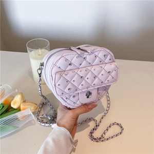 Sac cœur rose matelassé avec strass et fermoir en métal en forme de camélia