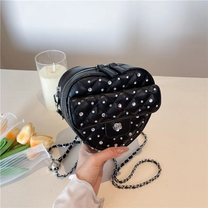 Sac à bandoulière chic en forme de cœur noir matelassé avec strass et chaîne en métal