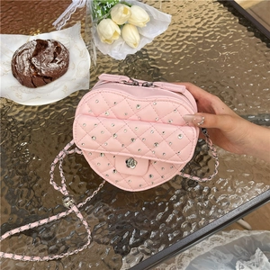 Sac à bandoulière matelassé rose en forme de cœur avec strass et chaîne florale