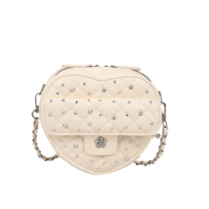 Sac à bandoulière matelassé en forme de cœur beige avec strass et bandoulière chaîne