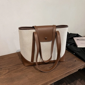 Sac fourre-tout vintage en toile et cuir avec bordures contrastées sur bois