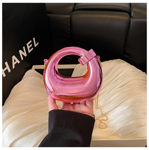 Dettaglio mini borsa rosa metallizzato con tracolla a catena a sfere dorate