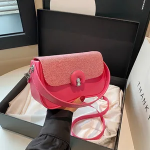 Sac bandoulière rose en patchwork tissé avec fermoir argenté et sangles amovibles