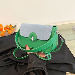 Sac à bandoulière en cuir vert avec rabat tissé bleu et fermoir métallique élégant