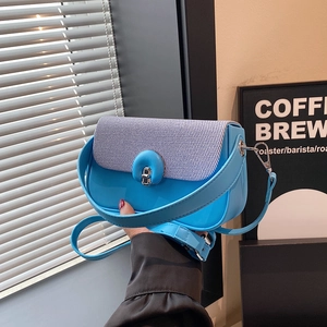 Sac à bandoulière bleu vif avec rabat tissé et fermoir métallique circulaire tournant